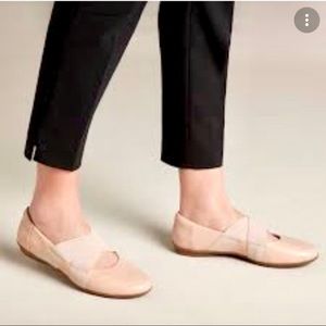 Like New! Clarks Collection “Gracelin Shea” Leather & Elastic Cross Strap Ballet